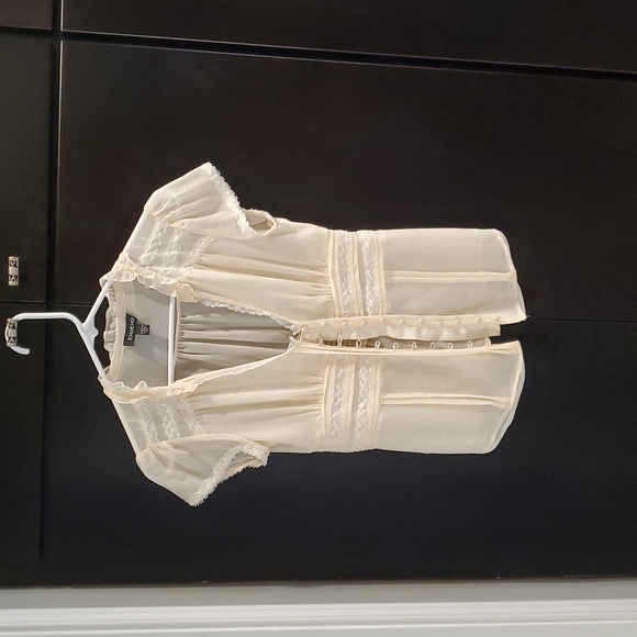 💫Bebe Ada Cream Silk Short Sleeve Button Up Blouse - Picture 1 of 4